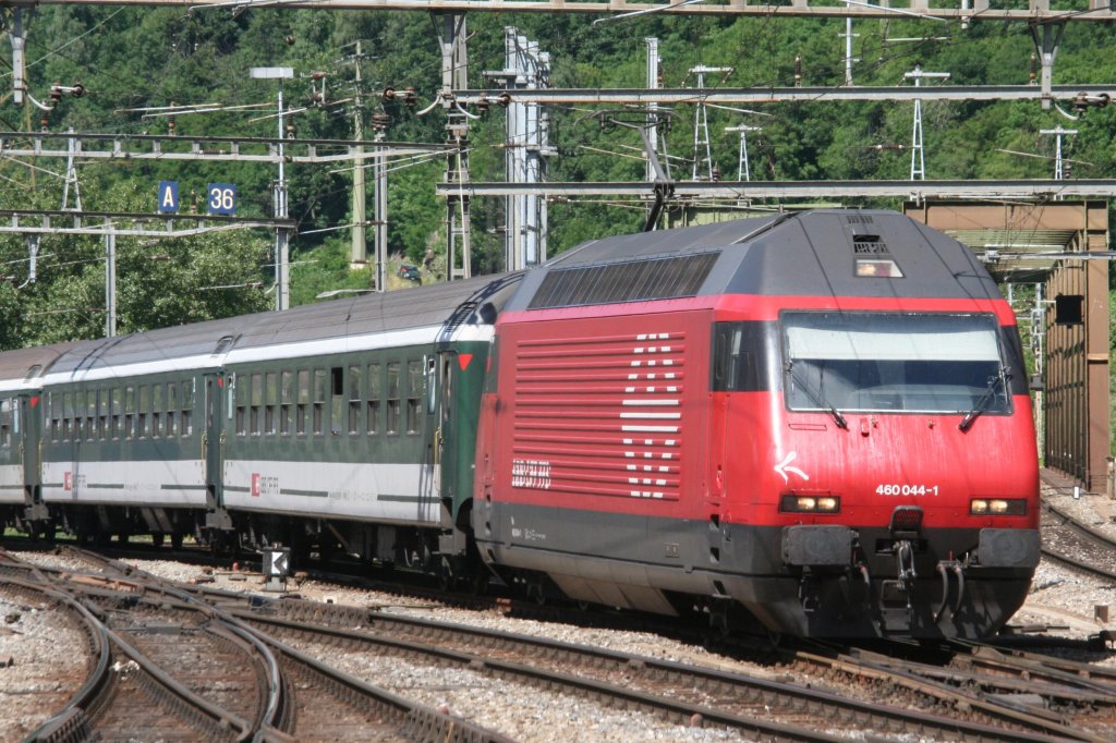 460 044 am 12.06.09 bei der Einfahrt in den Bahnhof von Brig. 
Am Haken ein IR aus Genf, Wallis Express. Hinter der Lok laufen einige Bpm51 als Verstrkungswagen.