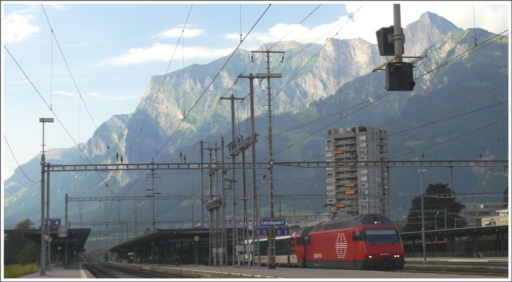 460 048-2 mit versptetem IC579 in Landquart. (12.07.2010)