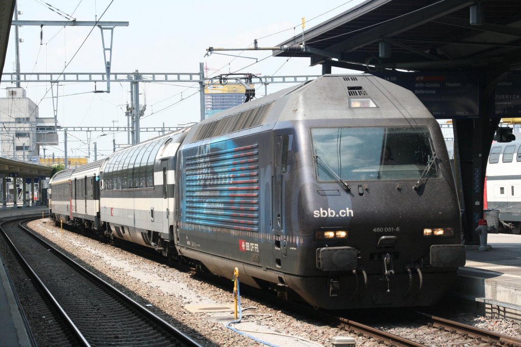 460 051 am 29.06.10 bei der Einfahrt in den HB Zrich. 
Die Bahnauskuft 166 Werbelok kommt mit dem IR aus Locarno.
Gleich hinter der Lok dient ein Aussichtswagen als 1.Klasse Verstrkung, als 4. Wagen dann noch ein Aussichtswagen.  