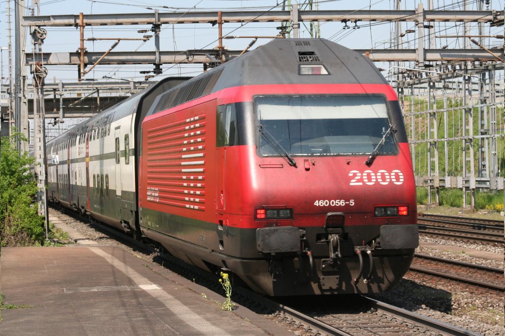 460 056 am 27.04.10 in Muttenz mit Doppelstock IC nach Basel.