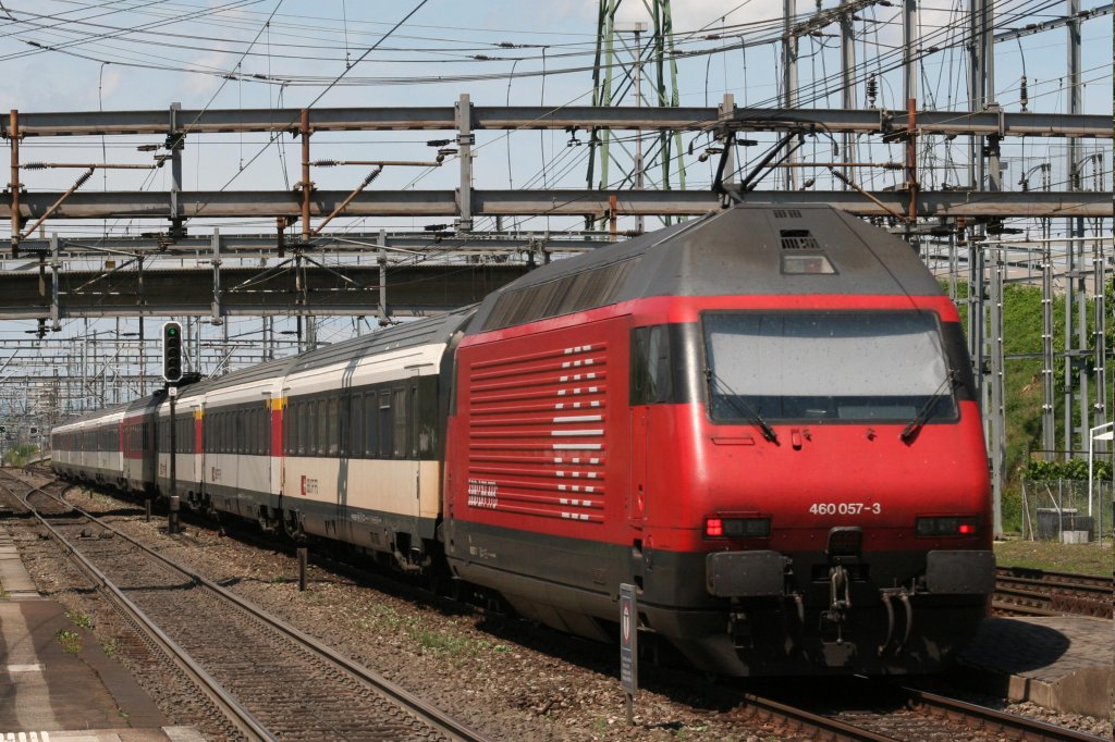 460 057 am 10.08.10 in Muttenz mit IC Interlaken Ost - Bern - Basel.