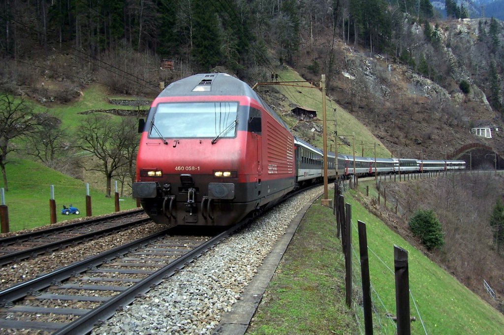 460 058-1 mit IR von Zrich HB nach Locarno am 03.04.2010 zwischen Intschi und Gurtnellen bei Meitschligen.