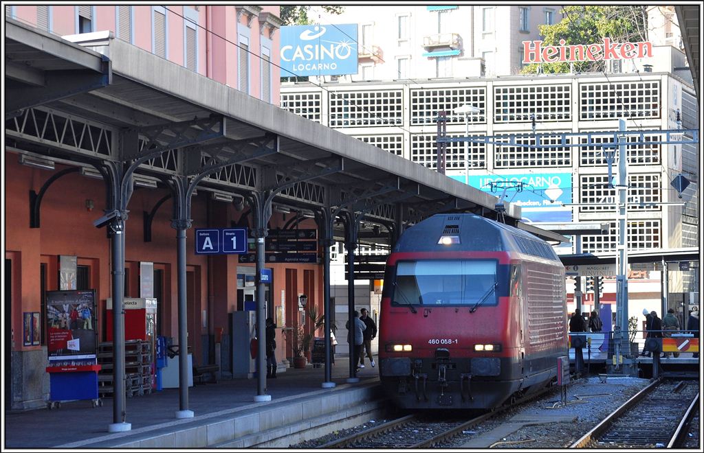 460 058-1 wartet im Endbahnhof Locarno auf die bernahme des nchsten IR Richtung Gotthard. (13.02.2013)