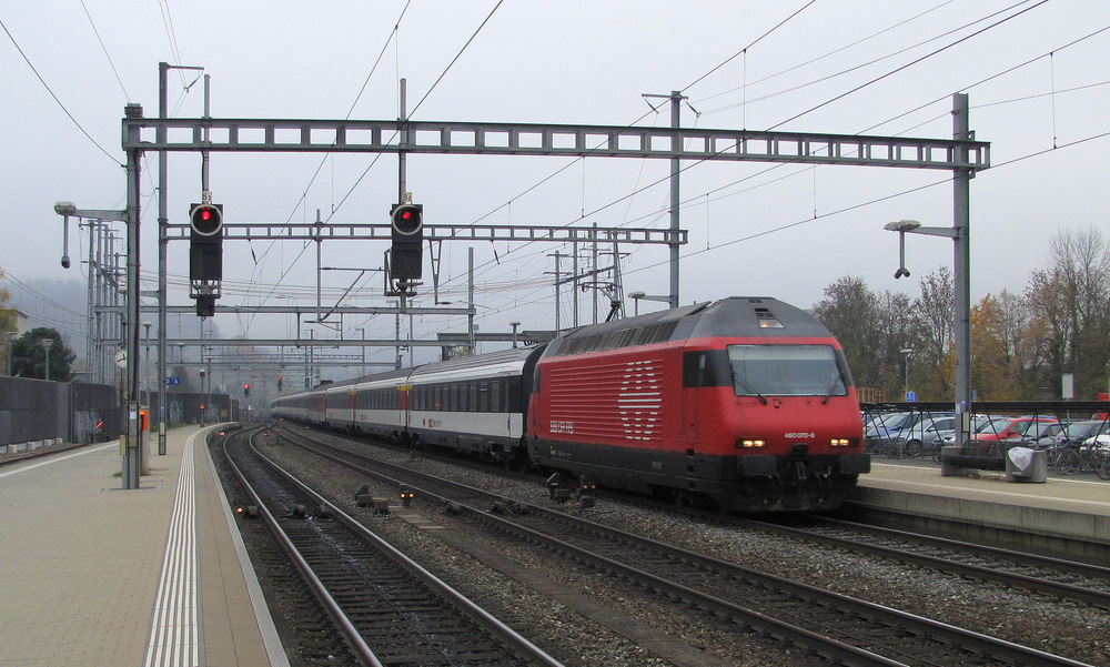 460 070-6 kommt hier in Liestal mit einem Fernverkehrszug durchgefahren. 06.11.2011
