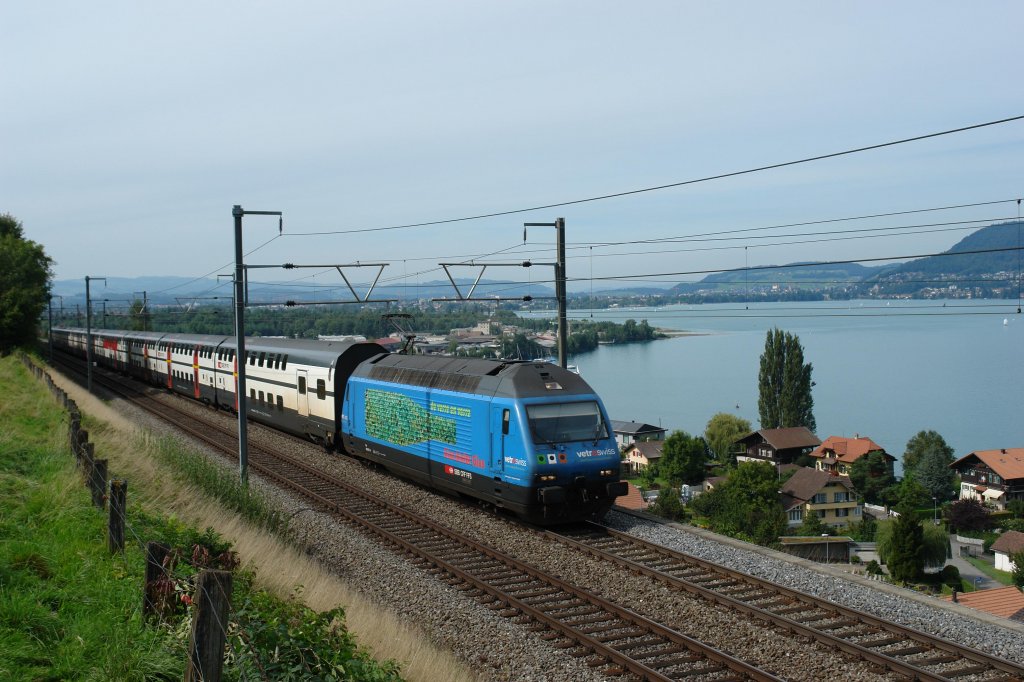 460 071 mit einem IC von Romanshorn nach Brig am 02.09.2010 unterwegs bei Einigen.