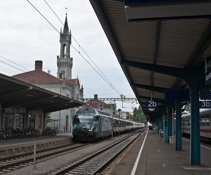 460 075-5  Alp Transit  am 30. Juli 2011 mit IR 2136 (Konstanz - Biel/Bienne) im Startbahnhof.