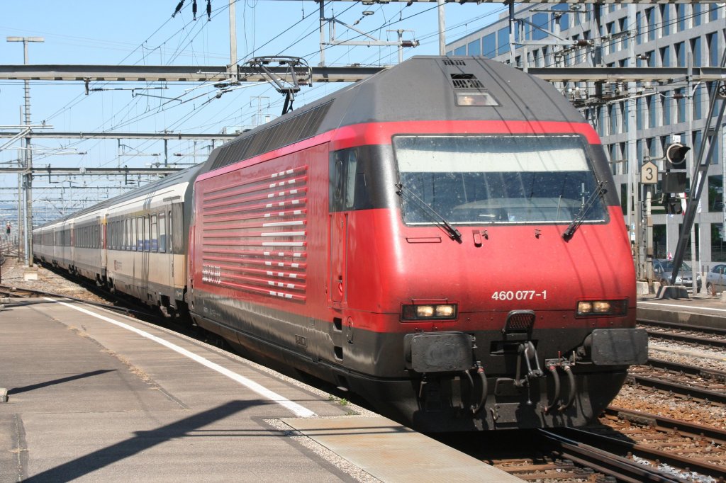 460 077 am 07.07.10 in Zrich Altstetten, fhrt mit dem IC durch den S-Bahn Bahnsteig.