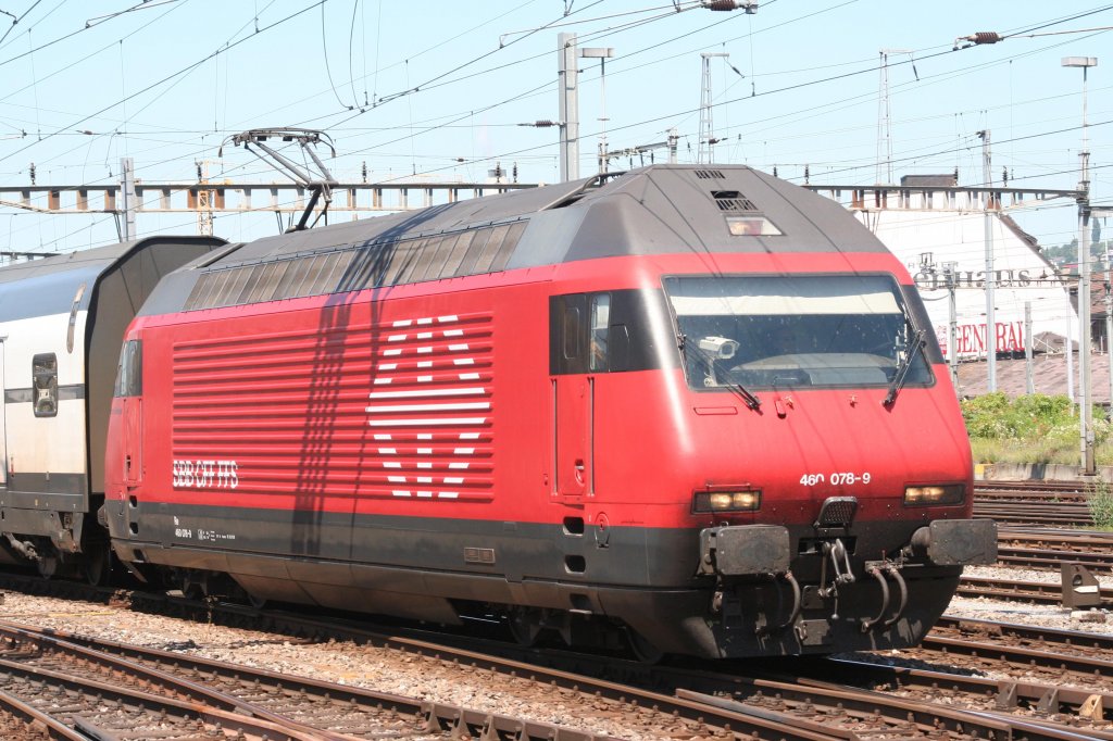 460 078 am 07.07.10 mit Doppelstock IC bei der Einfahrt in den HB Zrich. Die Webcam ist immer noch hinter der Frontscheibe zu erkennen.