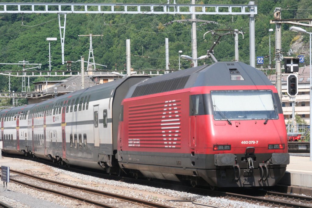 460 079 am 01.07.10 verlt mir ihrem Doppelstock IC Pendelzug den Bahnhof Brig in Richtung Bern - Zrich - Romanshorn.