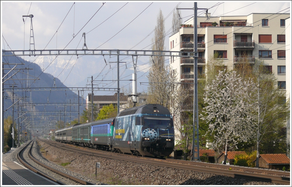 460 080-5 mit Verkehrshaus werbung erreicht mit IR91 mit einem usserst gemischten Wagenpark in Krze Chur. (19.04.2010)