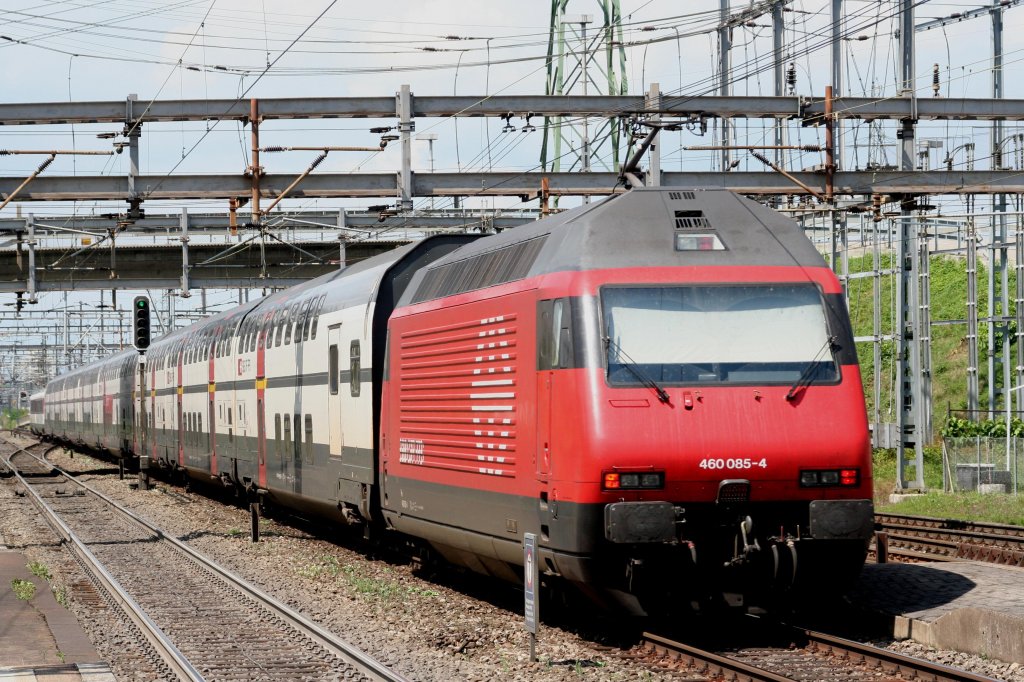 460 085 am 06.08.10 in Muttenz mit IR Zrich Flughafen - Basel. 
Dieser Zug besteht aus Doppelstockwagen, als Steuerwagen dient aber ein EW4 Bt.