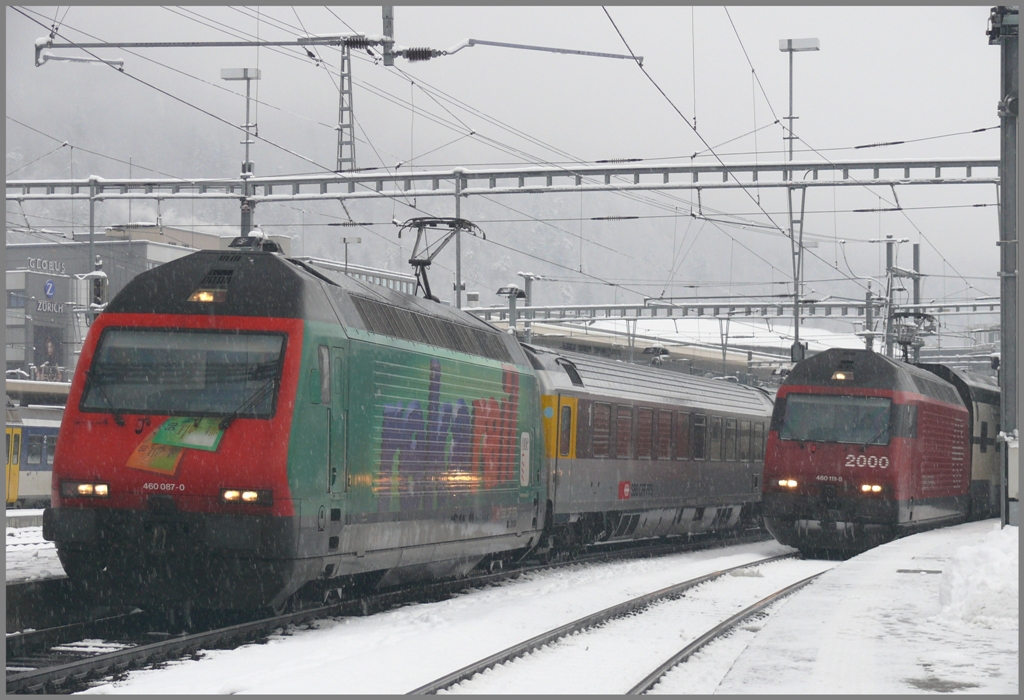 460 087-0 und 460 111-8 in Chur. (11.12.2010)