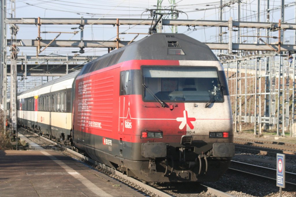 460 090 am 04.01.10 in Muttenz. 
Die Walliser Werbelok bringt ihren IR von Luzern nach Basel. 