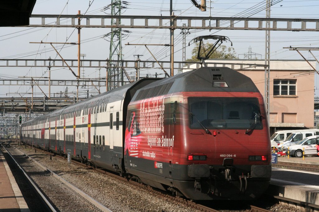 460 094 am 20.10.09 in Muttenz mit Doppelstock IC Chur - Zrich - Basel. 
Die Werbelok durchfhrt mit 60kmh/h (zu sehen an der Signalstellung: zweimal grn) den Bahnhof weil dahinter eine Baustelle ist und das Gleis gewechselt werden muss.