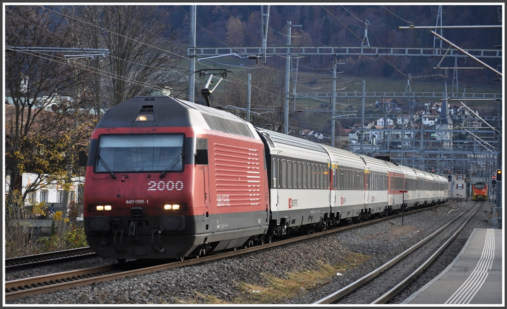 460 096-1 zieht IC578 aus dem Churer Bahnhof. (30.11.2011)