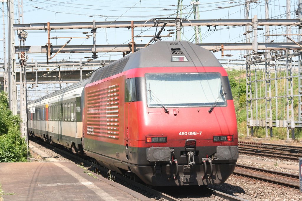 460 098 am 19.07.10 in Muttenz mit EW4 Pendelzug nach Basel.