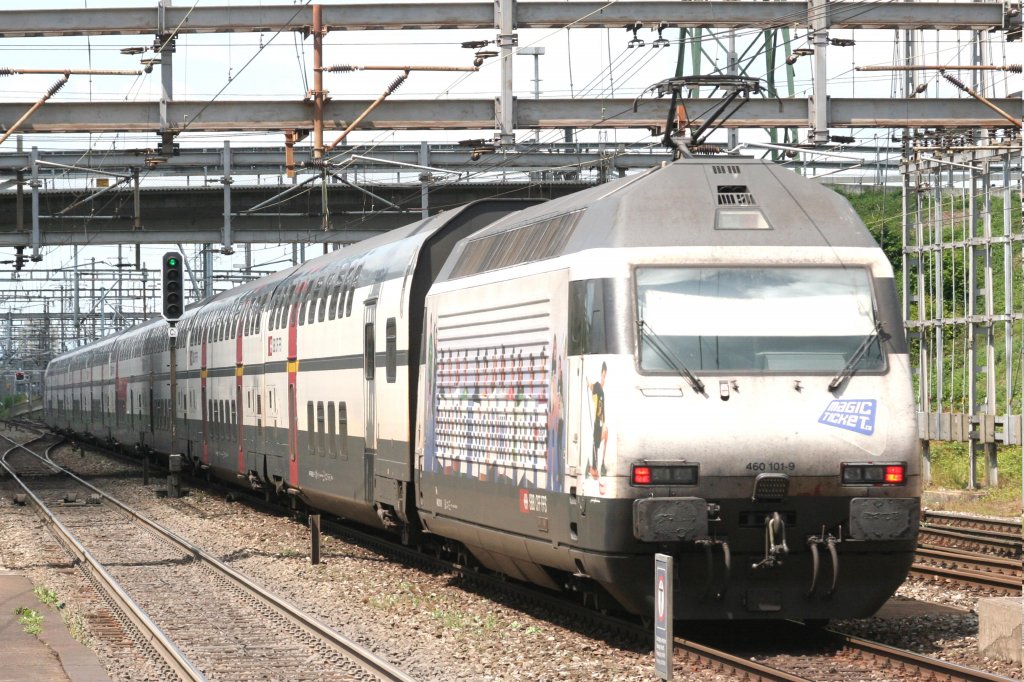 460 101 am 27.07.10 in Muttenz mit IC Chur - Zrich - Basel verschwindet im Schatten nach Basel