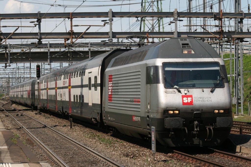 460 107 am 10.08.10 in Muttenz mit IC Basel - Zrich - Chur. 
