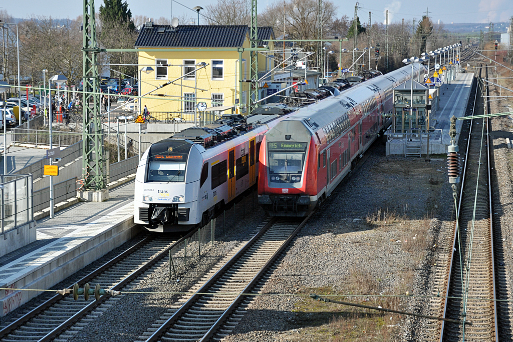 460 509-3 und RE5 nach Emmerich beim Halt im Bf Sechtem - 18.02.2013