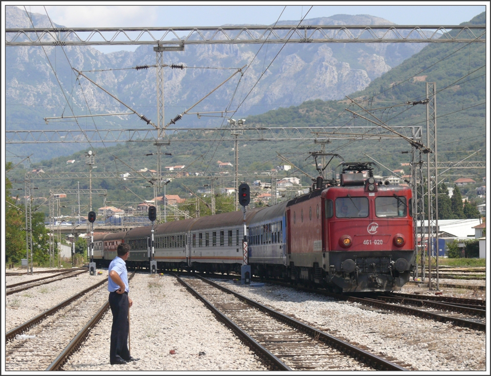 461-020 in etwas anderer Bemalung trifft mit dem ersten Teil des Nachtzuges aus Belgrad in der Hafenstadt Bar ein. Dieser Zugsteil besteht 12 kunterbunten Schlaf-, Liege- und Sitzplatzwagen, weitere vier Wagen und drei Autotransportwagen fhrt der zweite Teil, der 20 Minuten spter eintrifft. (07.08.2010)