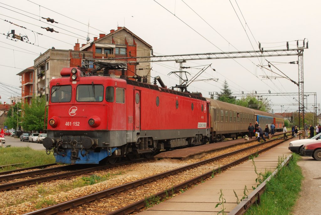 461-152 hlt mit ihrem bunten Personenzug am 27.04.11 in Lapovo.