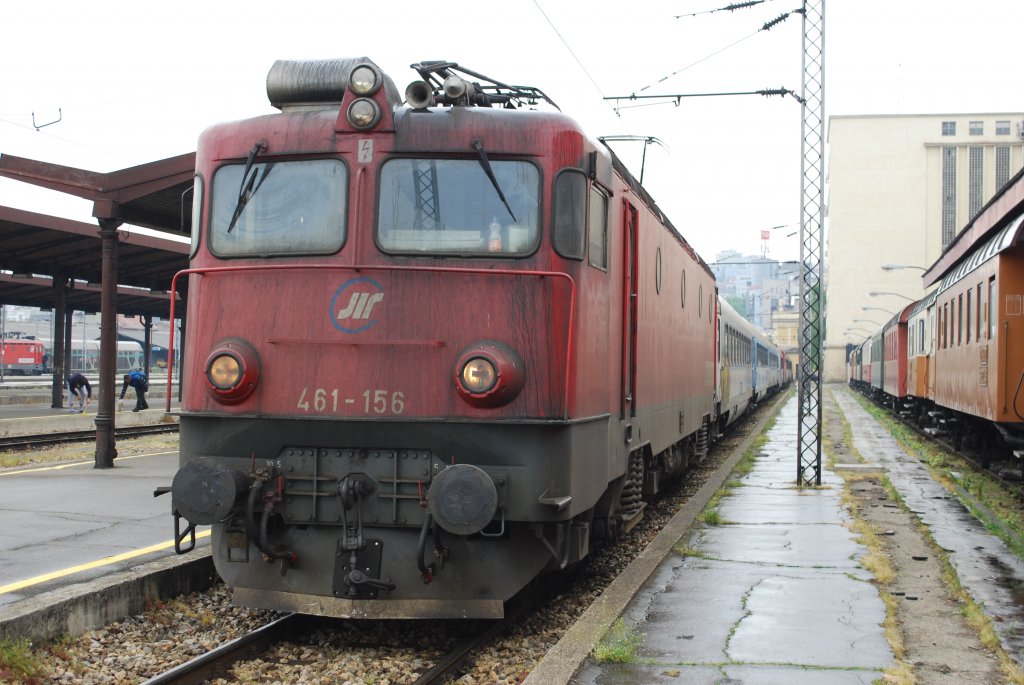461-156 bernimmt am 28.04.11 im regnerischen Belgrad zwei der bereitgestellten Personenwagen um anschlieend auf ein anderes Gleis umzusetzen.