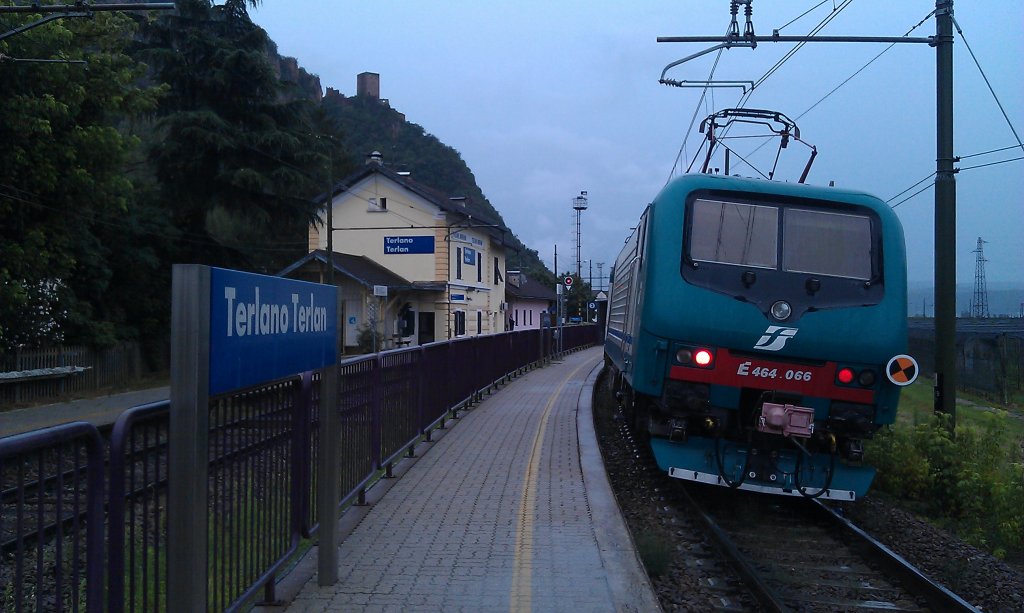 464 066 der Trenitalia mit einem R aus Meran / Merano nach Brenner / Brennero am 21.07.2012 in Terlan / Terlano. 