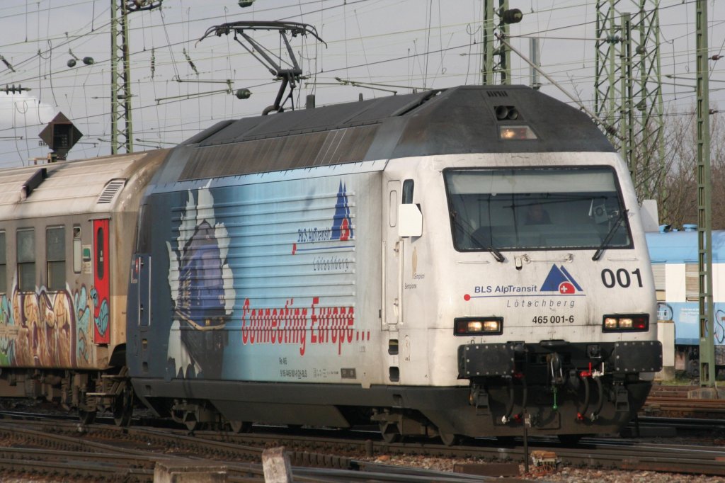 465 001 am 09.12.08 in Basel Bad. Bf. Eilgut und einer RoLa auf dem Weg nach Italien 