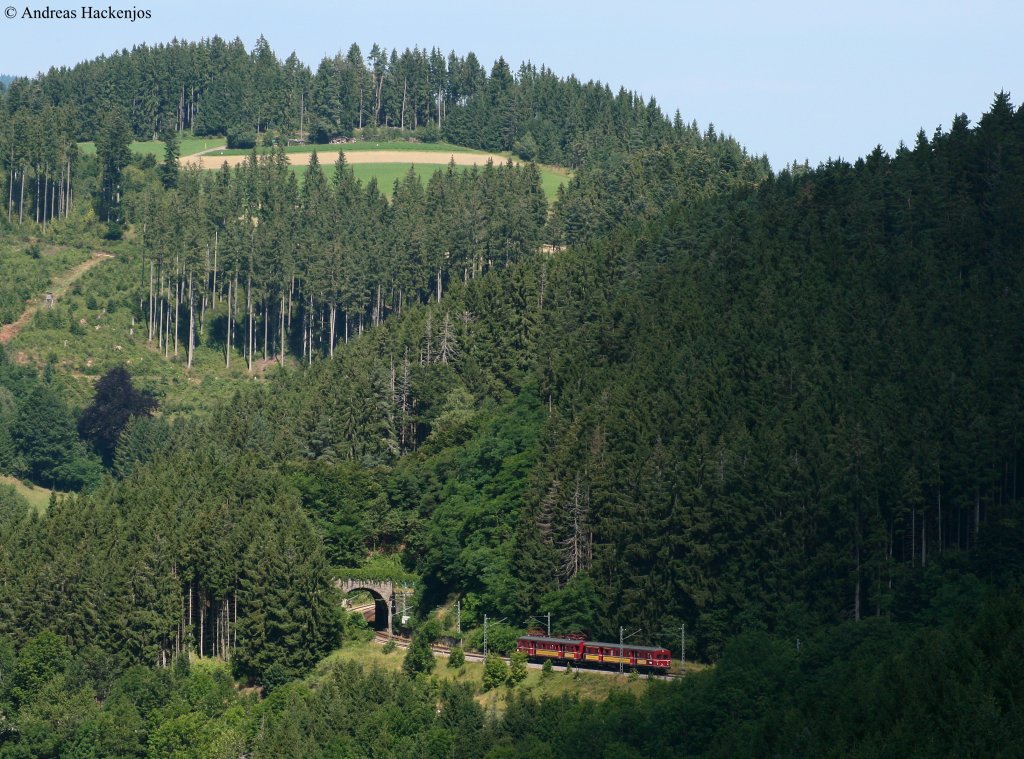 465 005-7 von der SVG aus Stuttgart heulte immer von Ende Juli bis zum 15.August immer sonntags von Offenburg aus in den Schwarzwald. Hier ist er gerade bei der ersten Fahrt als DPE 36570 (Offenburg-St.Georgen(Schwarzw) bei Nu�bach unterwegs.1.8.10