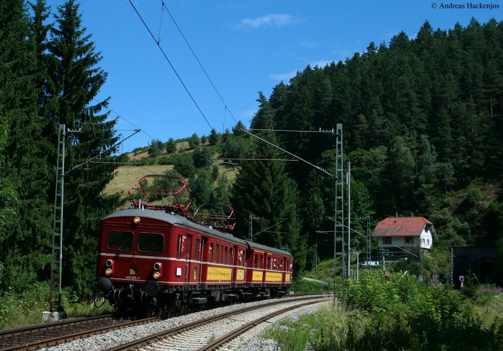 465 005-7 von der SVG aus Stuttgart heulte immer von Ende Juli bis zum 15.August immer sonntags von Offenburg aus in den Schwarzwald. Hier ist er St.Georgen(Schwarzw) nach Triberg bei Nubach unterwegs.1.8.10