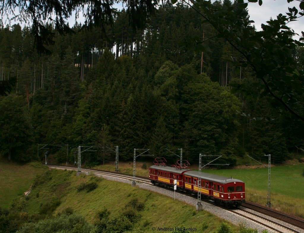 465 005-7 von der SVG aus Stuttgart heulte immer von Ende Juli bis zum 15.August immer sonntags von Offenburg aus in den Schwarzwald. Hier ist er  von Triberg nach St.Georgen(Schwarzw) bei Nu�bach unterwegs.1.8.10