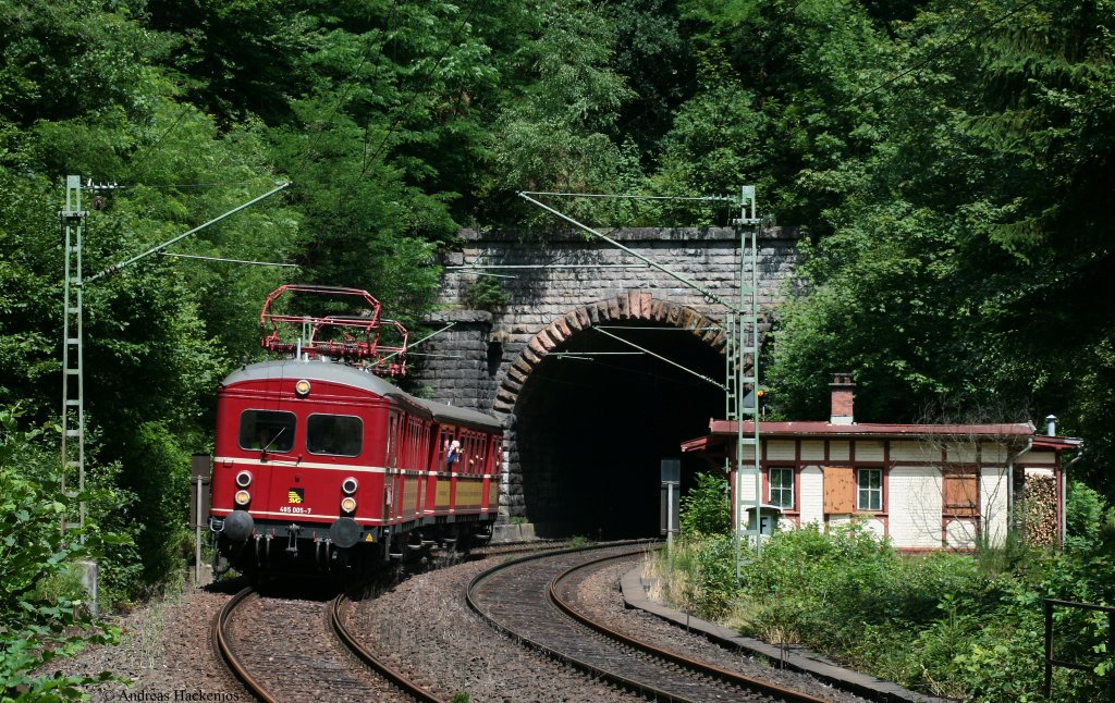 465 005-7 von der SVG aus Stuttgart heulte immer Sonntags seit vom 25.Juli bis zum 15.August von Offenburg aus in den Schwarzwald. Hier ist er gerade bei der 3. Fahrt von Triberg �ber St.Georgen auf dem Weg nach Hausach bei Niederwassser unterwegs. Die Fahrg�sten werden bei dieser 3. Fahrt �ber Lautsprecher mit Infos �ber die Schwarzwaldbahn unterhalten. Bei Niederwasser 1.8.10