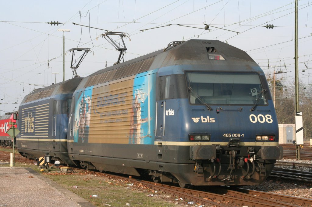 465 008 am 23.01.10 in Basel Bad. Bf. bei der Abstellgruppe der BLS. 
Die Golden Pass Lok mit einer weiteren 465 in Vielfachsteuerung.