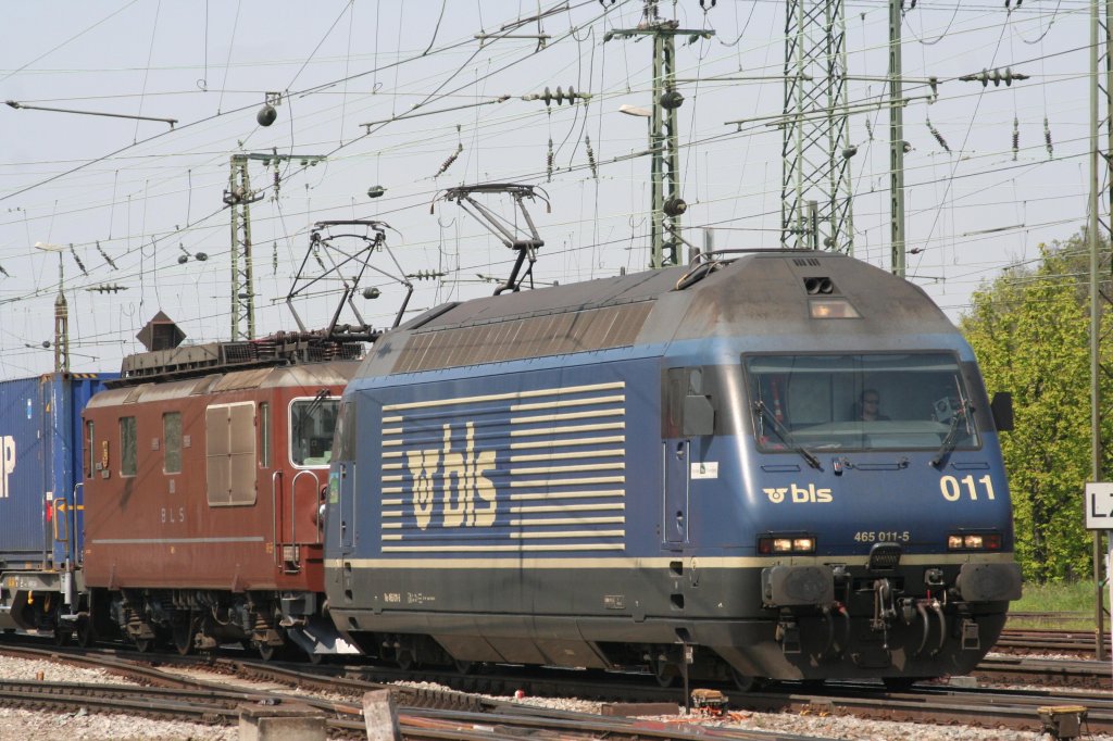 465 011 am 21.04.10 in Basel Bad. Bf. Die 465 mit einer 425 in Vielfachsteuerung, Drehstromlok steuert Wechselstromlok an, dank der bersetzungssteuerung in der 465 sind solche coole Doppeltraktionen mglich. 