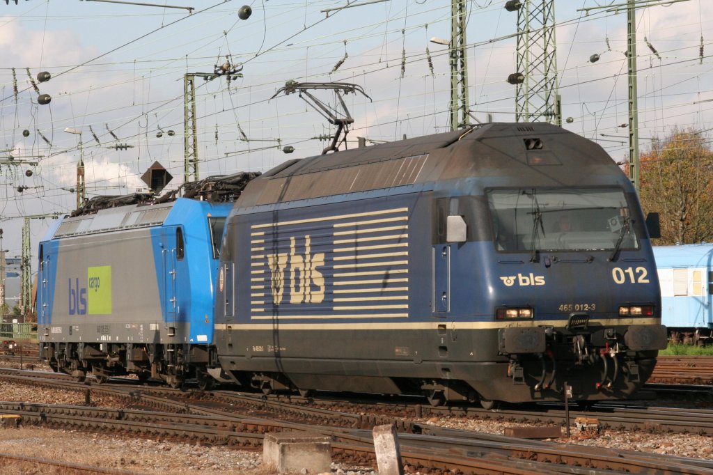 465 012 am 30.10.08 in Basel Bad. Bf. 
Die 465 bringt eine Mietlok 185.5 mit sich.