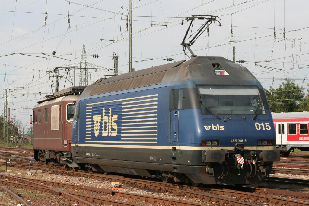 465 013 am 29.09.09 in Basel Bad. Bf. 
Die 465 bringt eine 425 in Vielfachsteuerung mit zur Abstellgruppe der BLS.