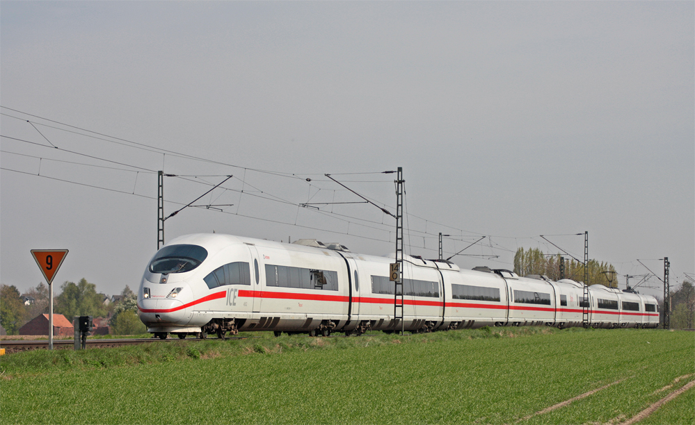 4652 der NS als ICE Umleiter Richtung Venlo bei Breyell vor Hp0 wegen der vorfahrenden RE13, 24.4.10