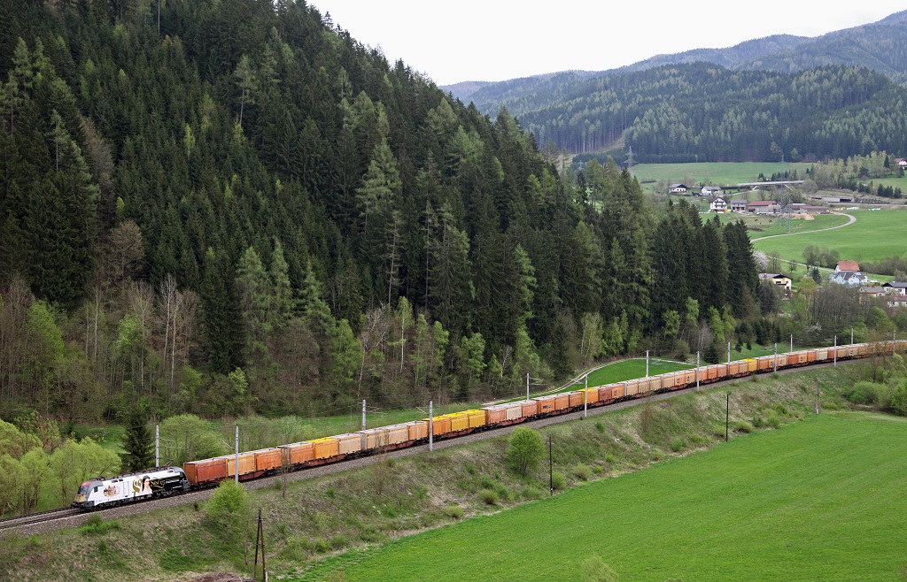 470 001 (Sissy) mit Zug 41373 bei Kindberg am 27.04.2013