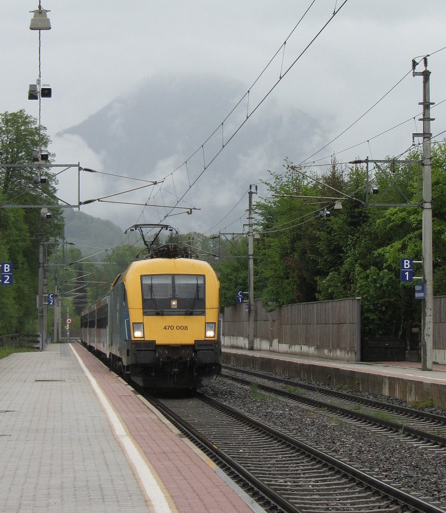 470 008 mit einer S6 von Salzburg Hbf nach Wrgl Hbf beim Halt in Kitzbhel Hahnenkamm.(11.5.2013)