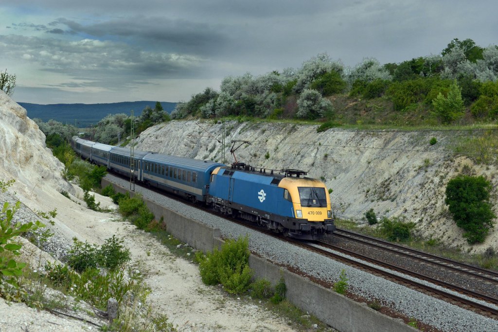 470 009 mit EN 467  Wiener Walzer  von Zrich HB nach Budapest Keleti pu am 09.06.2012 unterwegs bei Szr.