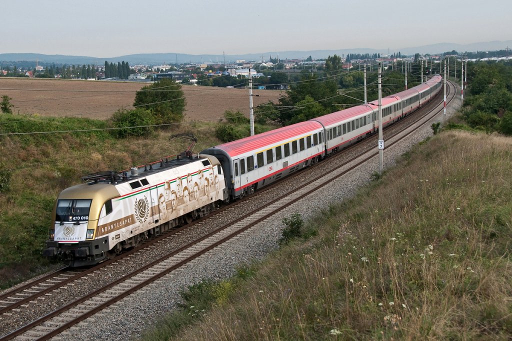 470 010  Aranycsapat  ist mit dem OIC 531 von Wien Meidling nach Lienz unterwegs. Die Aufnahme enstand kurz nach Mdling, am 22.08.2012.