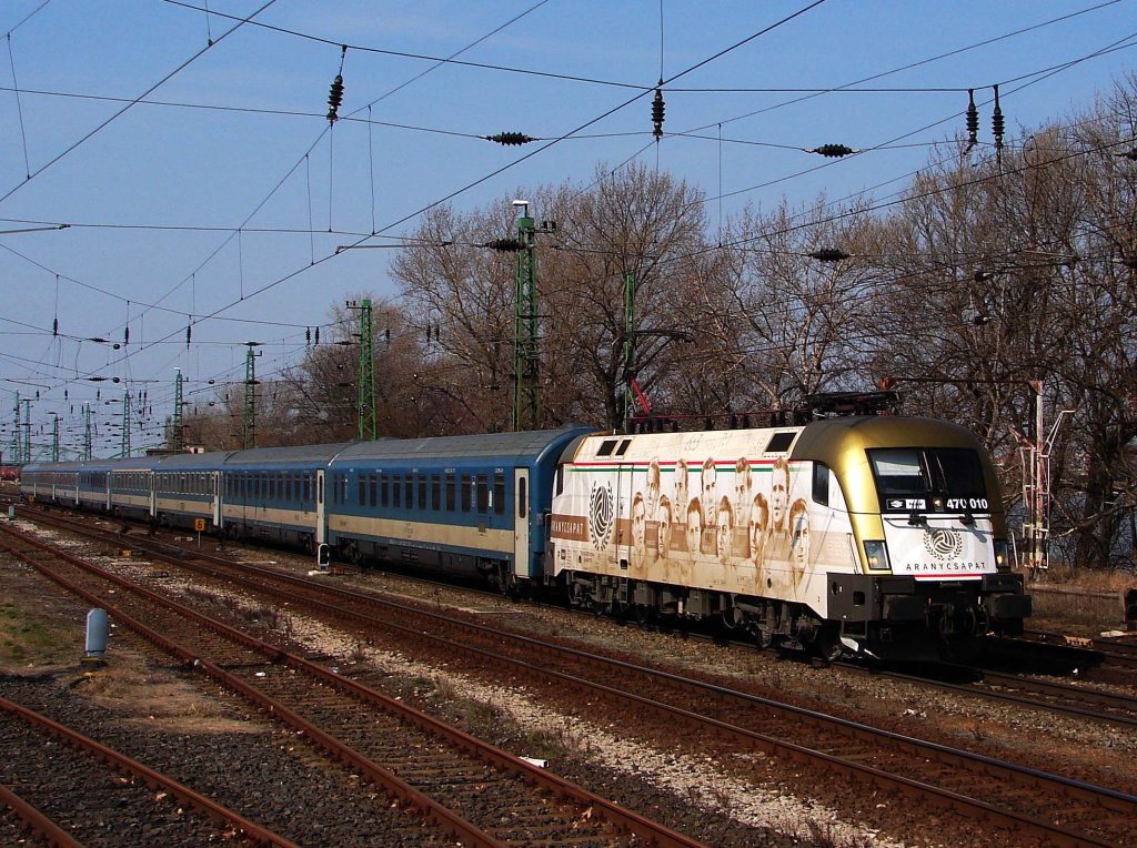 470 010  Aranycsapat  mit EN467 Wiener Walzer nach Budapest.
18.03.2012.
