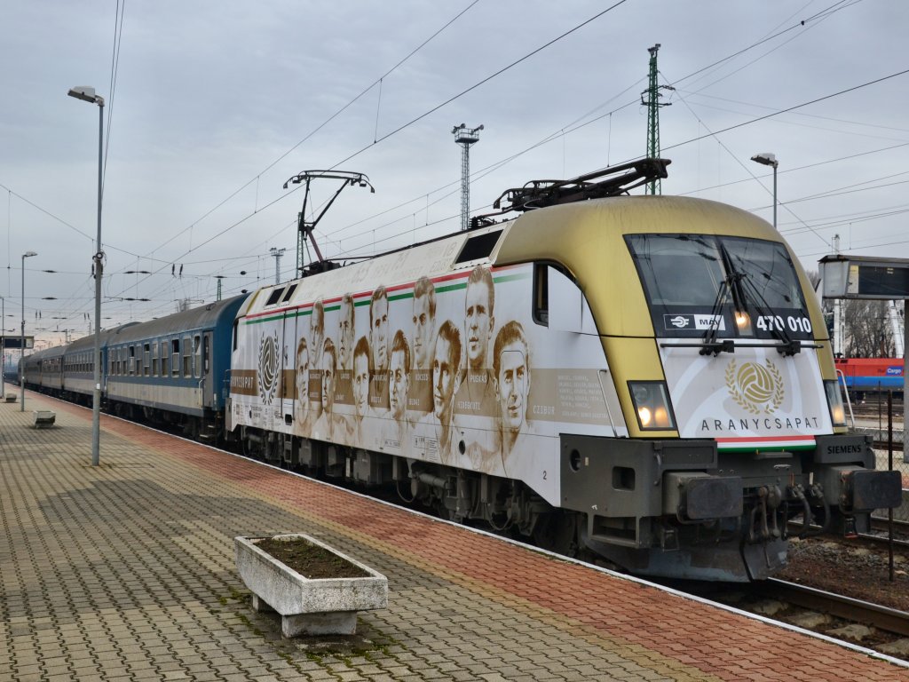 470 010 wartet am 10.12.2011 mit dem Sonder-(Zusatz-)zug 13060 in Hehyeshalom auf die Weiterfahrt nach Wien West. 