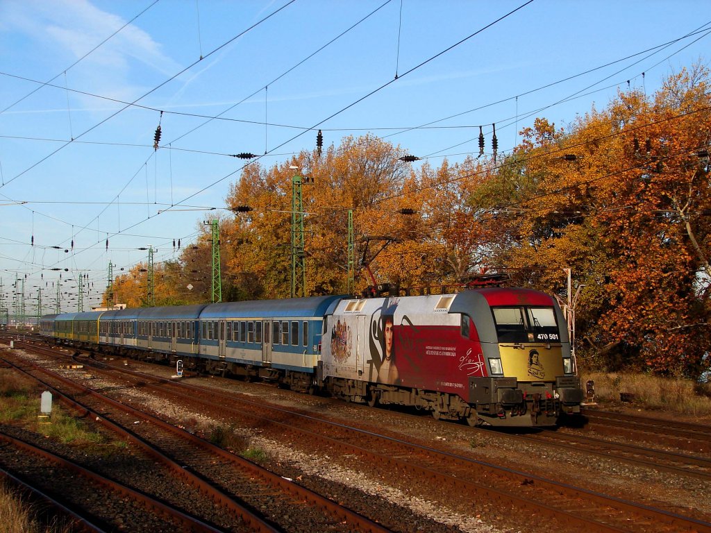 470 501 (als  Sisi  bekannt) mit dem D9209 von Győr nach Budapest kurz nach Komrom
In dieses Jahr war es wahrscheinlich das letzte gute Licht in meine Bahnbilder auf Herbst.
08.11.2012.