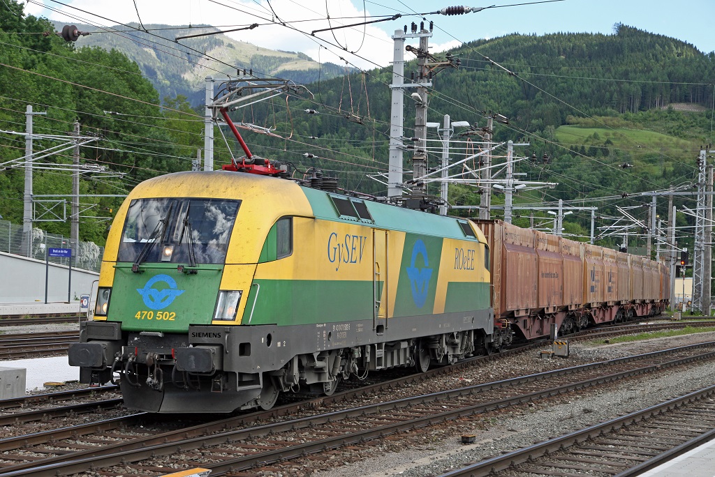 470 502 fhrt am 18.05.2013 mit Z41373 in den Bahnhof Bruck/Mur ein.