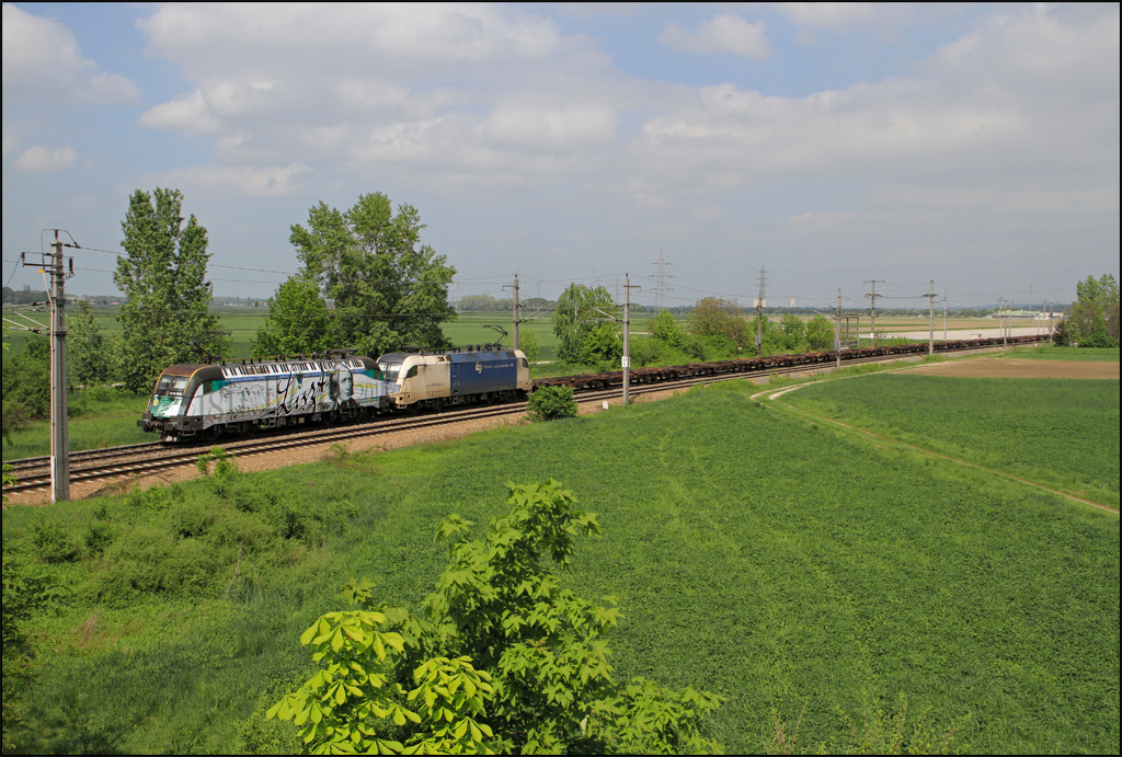 470 503  Liszt  und ES64U2-027 fuhren am 04.05.13 mit dem 43623 durch Ebenfurth Ri. Wr.Neustadt.
