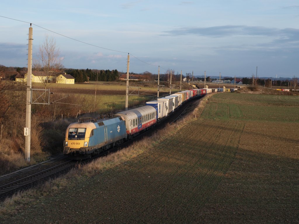 470.003 mit Rola 41300 kurz vor Marchtrenk am 18.12.11   