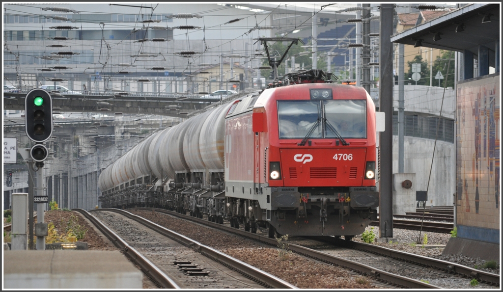 4706 mit Gterzug in Contumil. (18.05.2011)