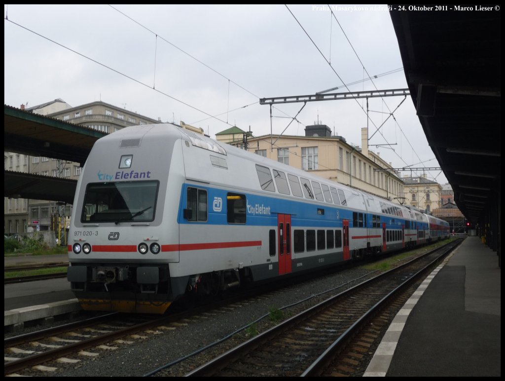 471 020 und 471 001 stehen abfahrbereit in Praha Masarykovo n�dra�� (24.10.2011) 