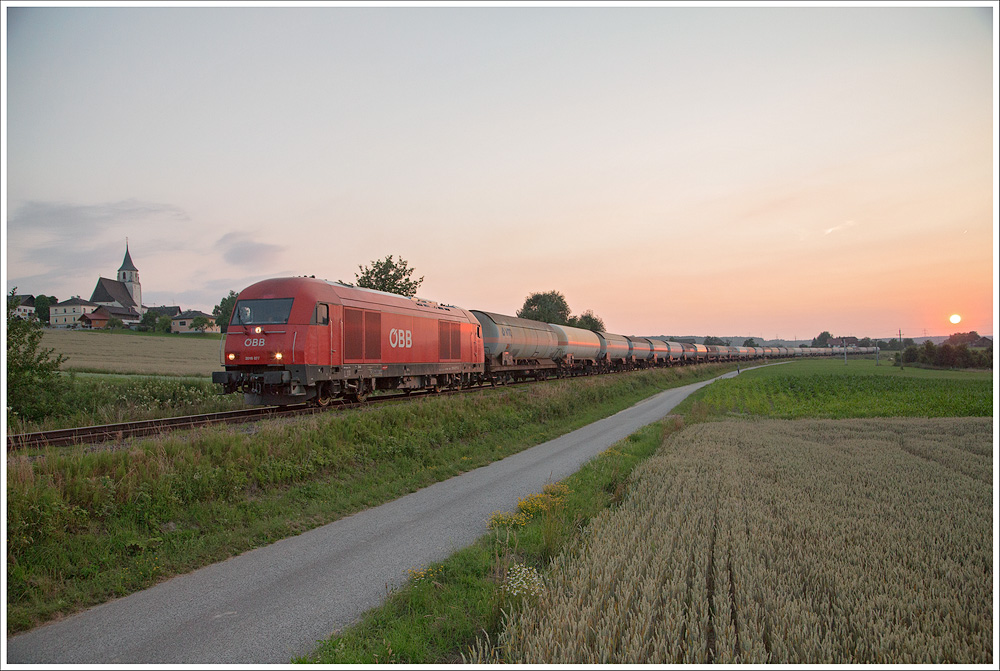 47191 von Burghausen-Sopron mit 30 leeren Gaskesselwagen (957t & 510m) fährt den Gurtner Berg hinauf. 
15.7.2013 nahe der Hst.Neuratting